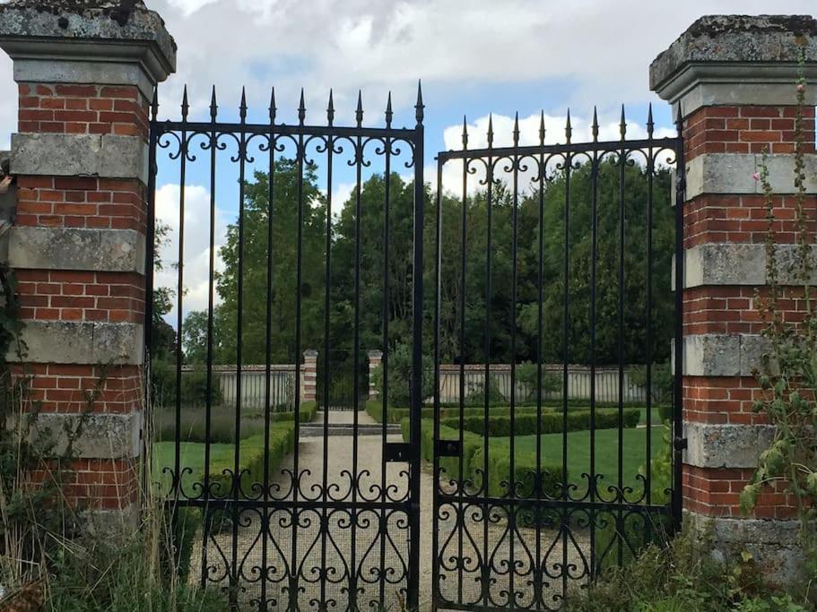 Charming Romantic Tower In Chateau Estate Ocquerre Exterior foto